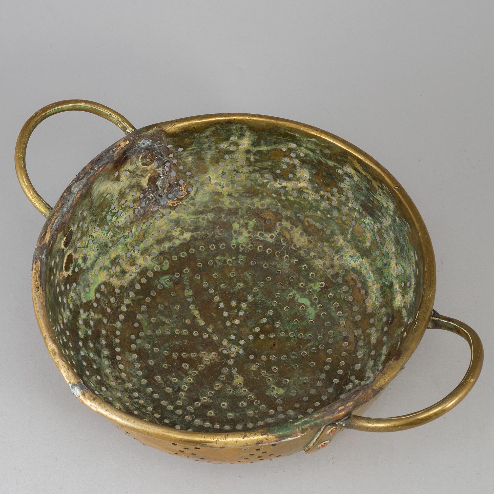 A brass colander, 18th/19th century.