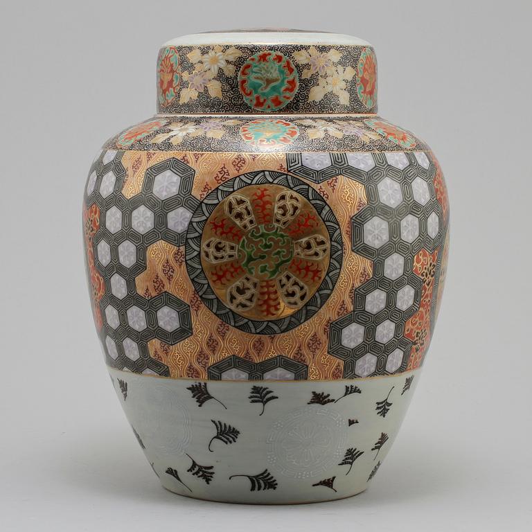 LOCKURNA, porslin, Japan 1900-tal.