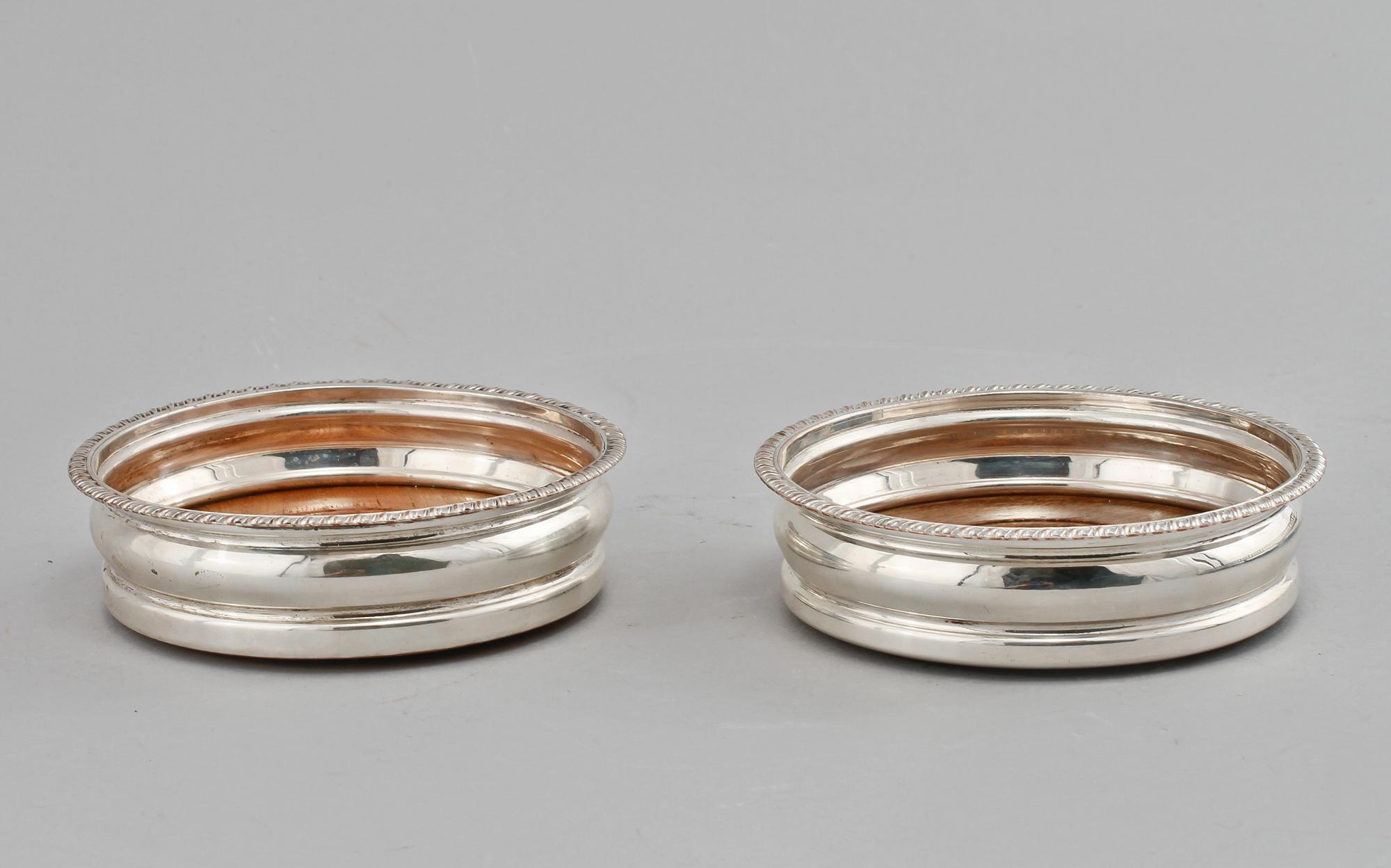 SERVERINGSBRICKA samt COASTERS, ett par, nysilver, 1900-tal.
