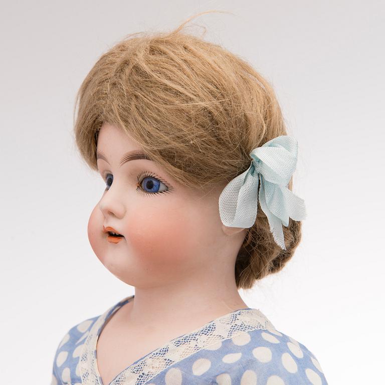 A Heinrich Handwerk bisque porcelain doll head, Germany, ca 1900.