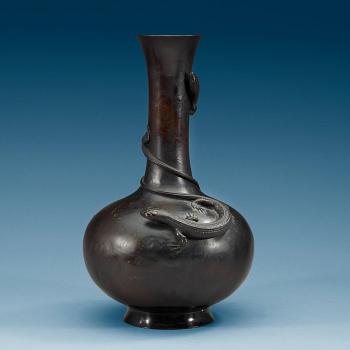 A Japanese bronze vase, ca 1900.
