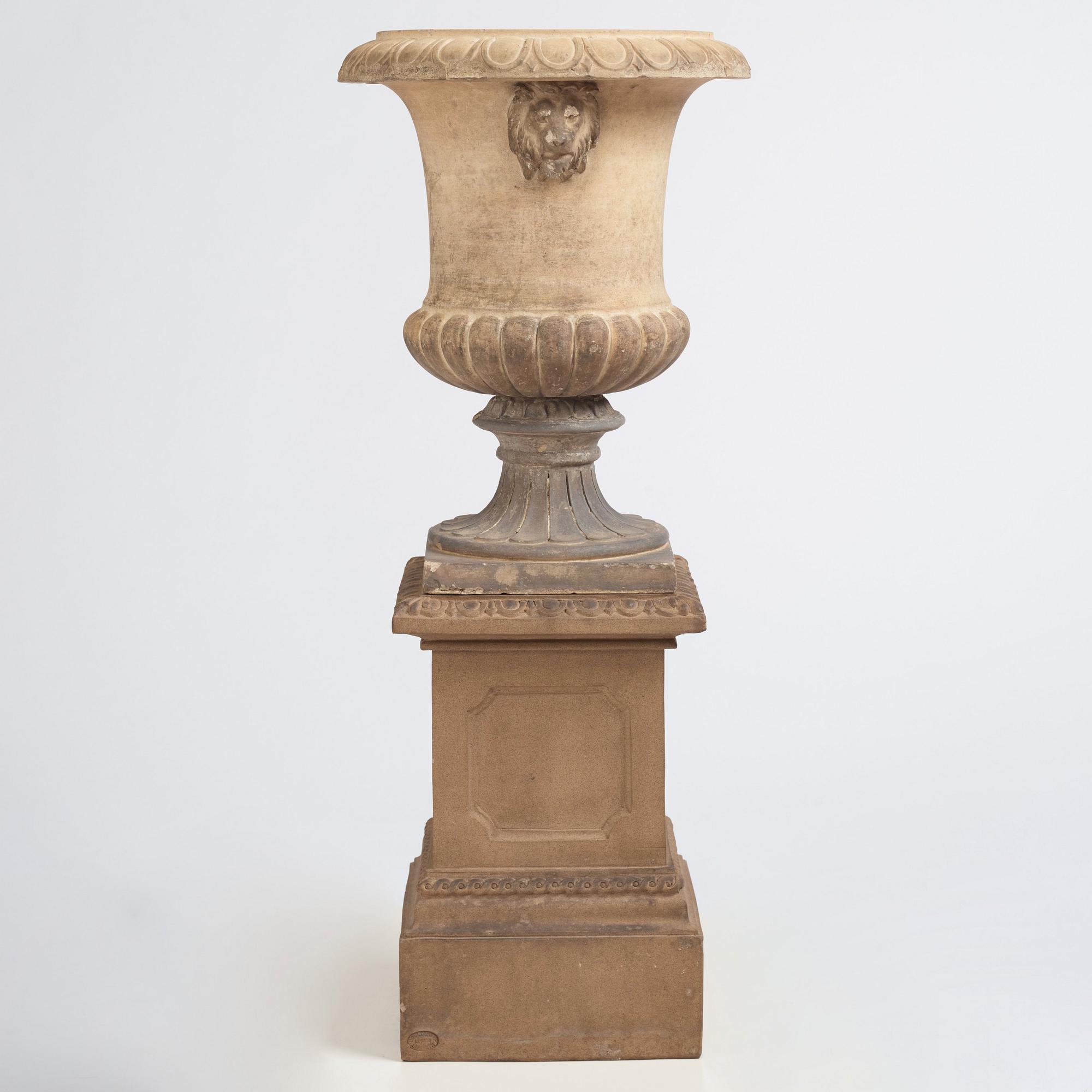 Trädgårdsurna på postament, av James Stiff & Sons (firma verksam i Lambeth, London 1843 - 1876).