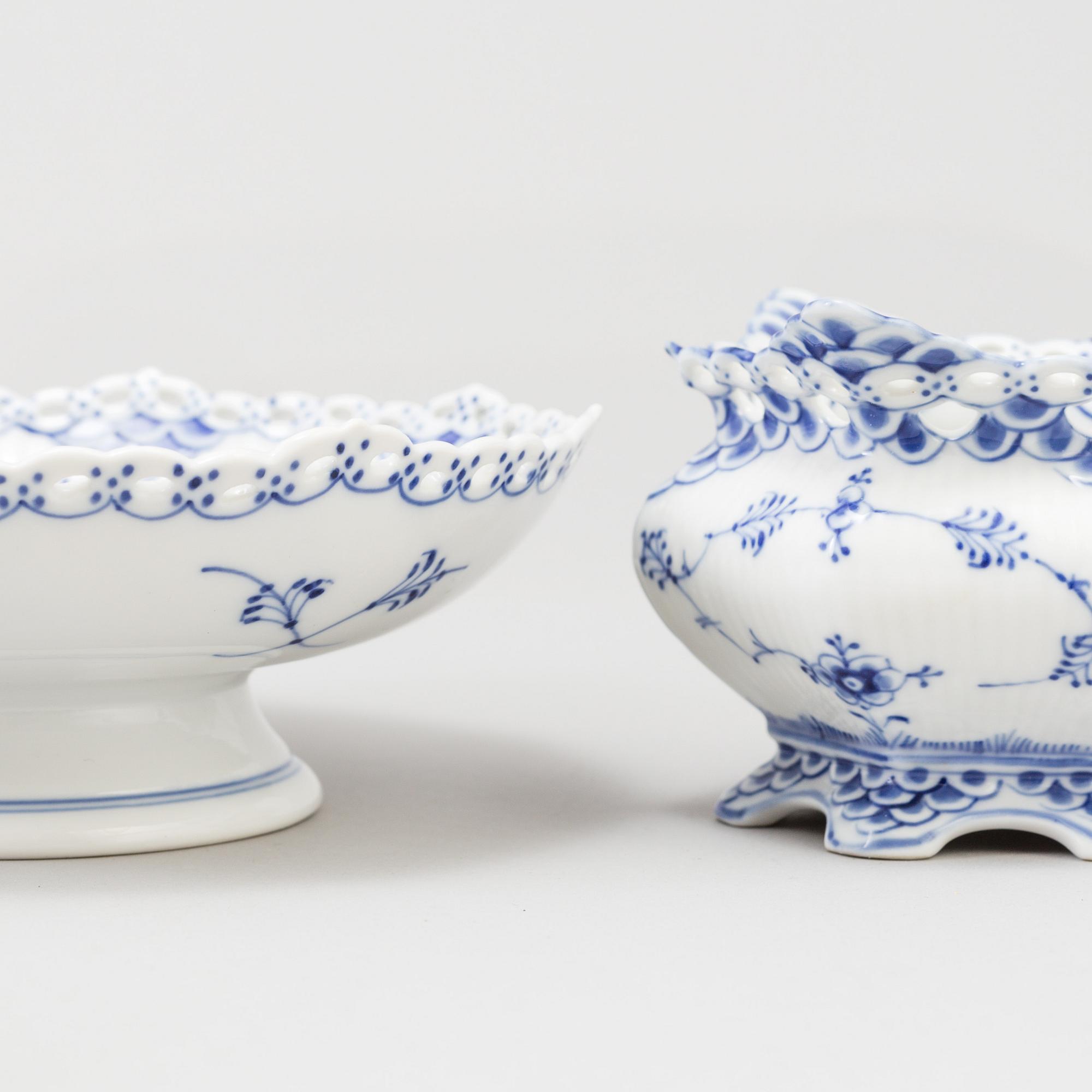 SERVISDELAR, 103 stycken, porslin, "Musselmalet", Royal Copenhagen.