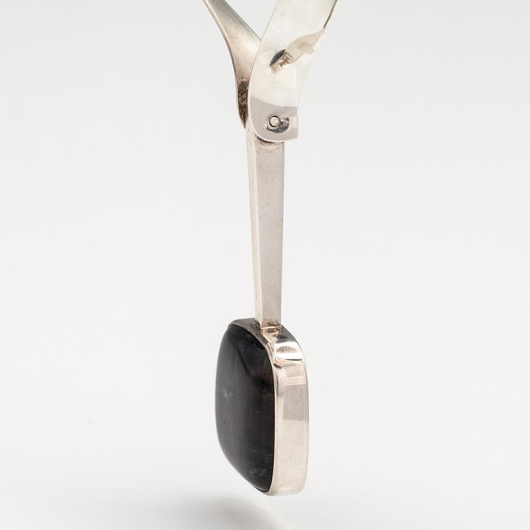 Olavi Wehmersuo, A sterling silver neckalce with a spectrolite. Kaunis Koru, Helsinki 1974.