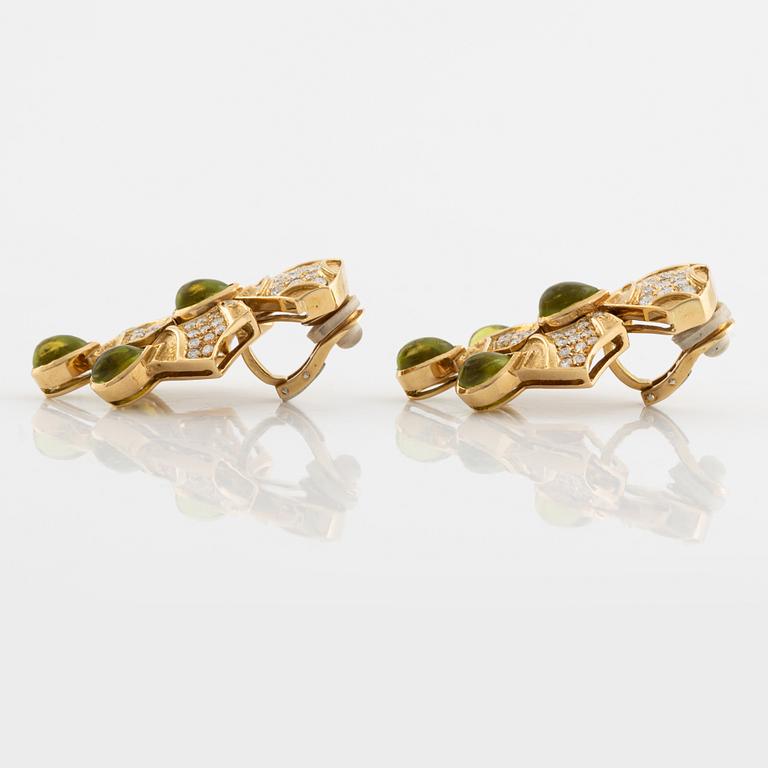 Örhängen med cabochonslipade peridoter och runda briljantslipade diamanter.