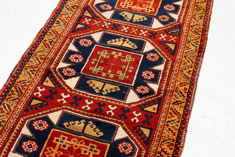 Gallerimatta, semiantik Adiyaman, sydöstra Anatolien, ca 345 x 100 cm.