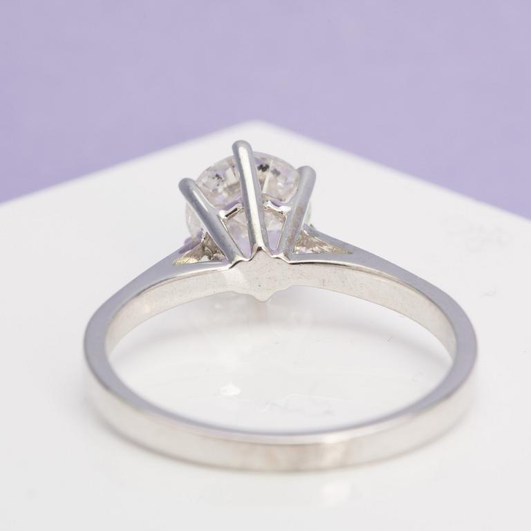 A ca 1.01 ct brilliant-cut diamond ring.