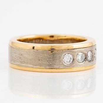 Ring 18K gold with round brilliant-cut diamonds.