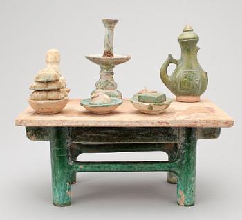 ALTARBORD, 8 delar, lergods, trol Ming (1368-1644).
