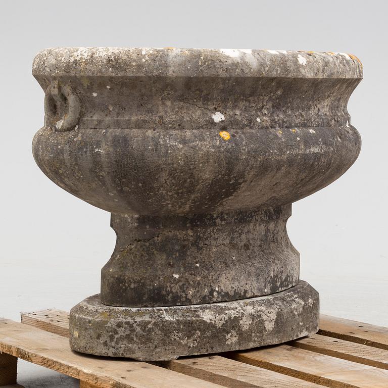 TRÄDGÅRSURNA, sten, troligen gustaviansk, 1700-talets senare del.