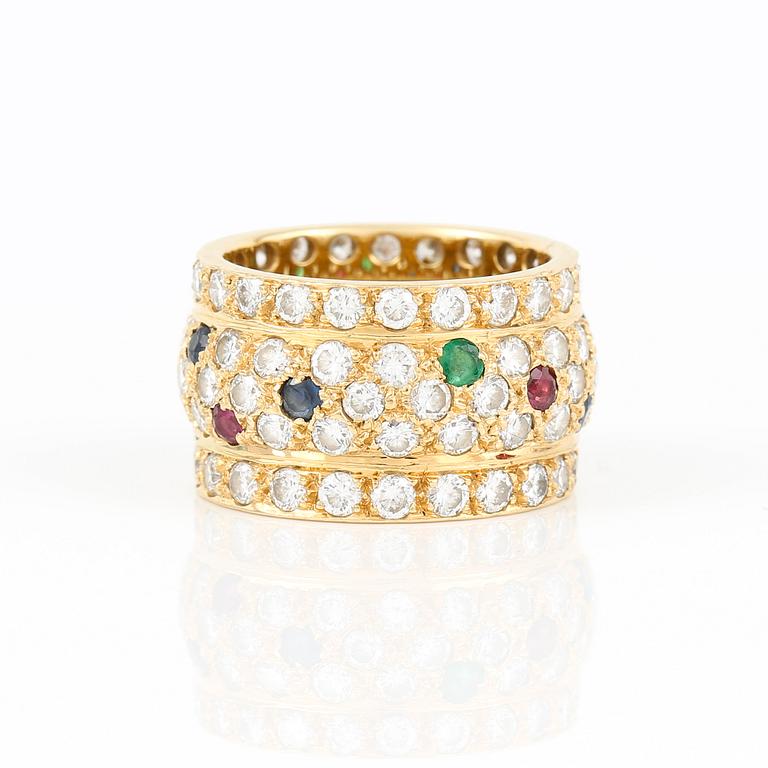 RING, Cartier, 18K guld med 80 st briljantslipade diamanter tot ca 2,40 ct, rubiner, smaragder och safirer. Vikt 6,5 g.
