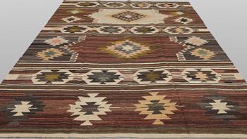 A Kelim carpet, 295 x 198 cm.