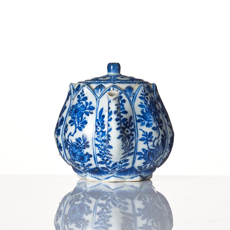 A blue and white tea pot with cover, Qing dynasty, Kangxi (1662-1722).