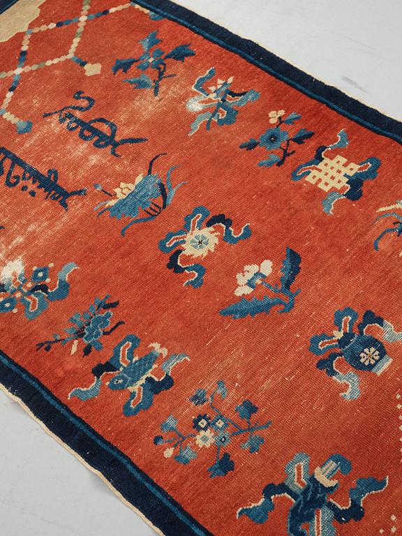 Matto, a pillar rug, an antique Chinese, late Qing dynasty, around 1900, ca 178-180,5 x 92-93,5 cm.