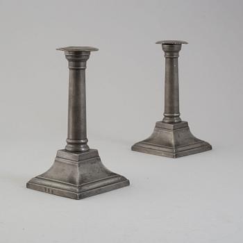 A pair of pewter candlesticks from London, 18th/19th century.