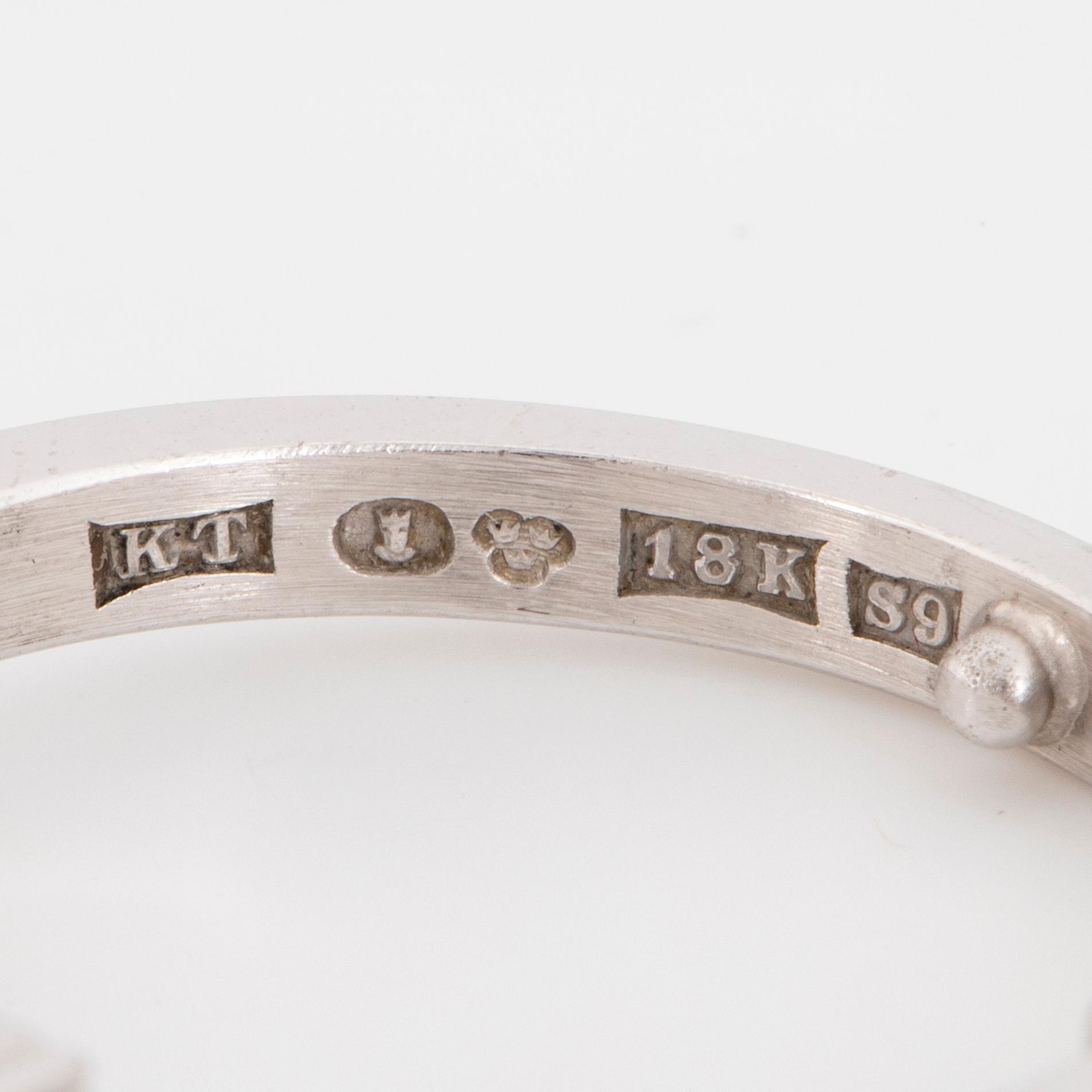RING, trestensring 18K vitguld med briljant ca 1,55 ct samt 2 briljanter totalt ca 0,90 ct. K. Torndals.