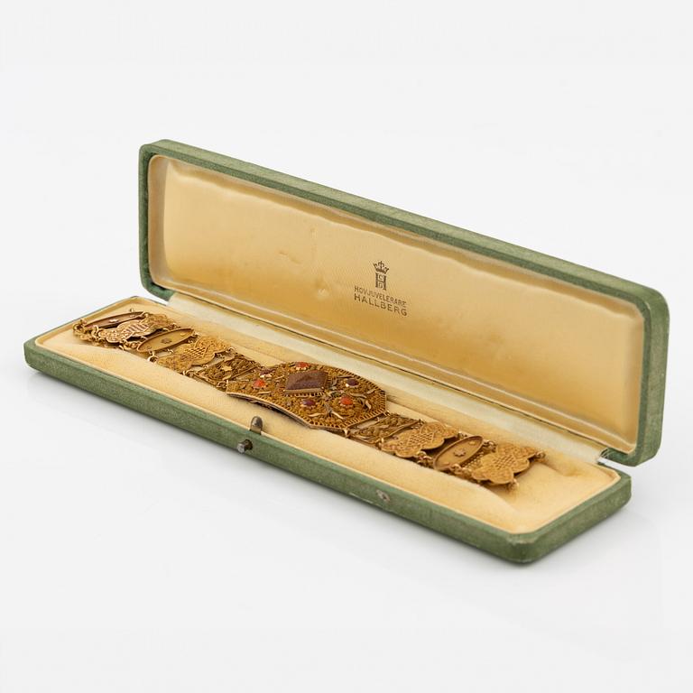 Collier,  18K guld med glasfluss och karneol, filigran, Stockholm år 1800.