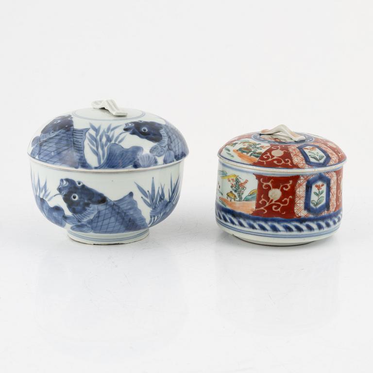 Two Japanes porcelain boxes with covers, Meiji period (1868-1912).