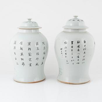 A pair of porcelain covered urns, China, first half of the 20th century.