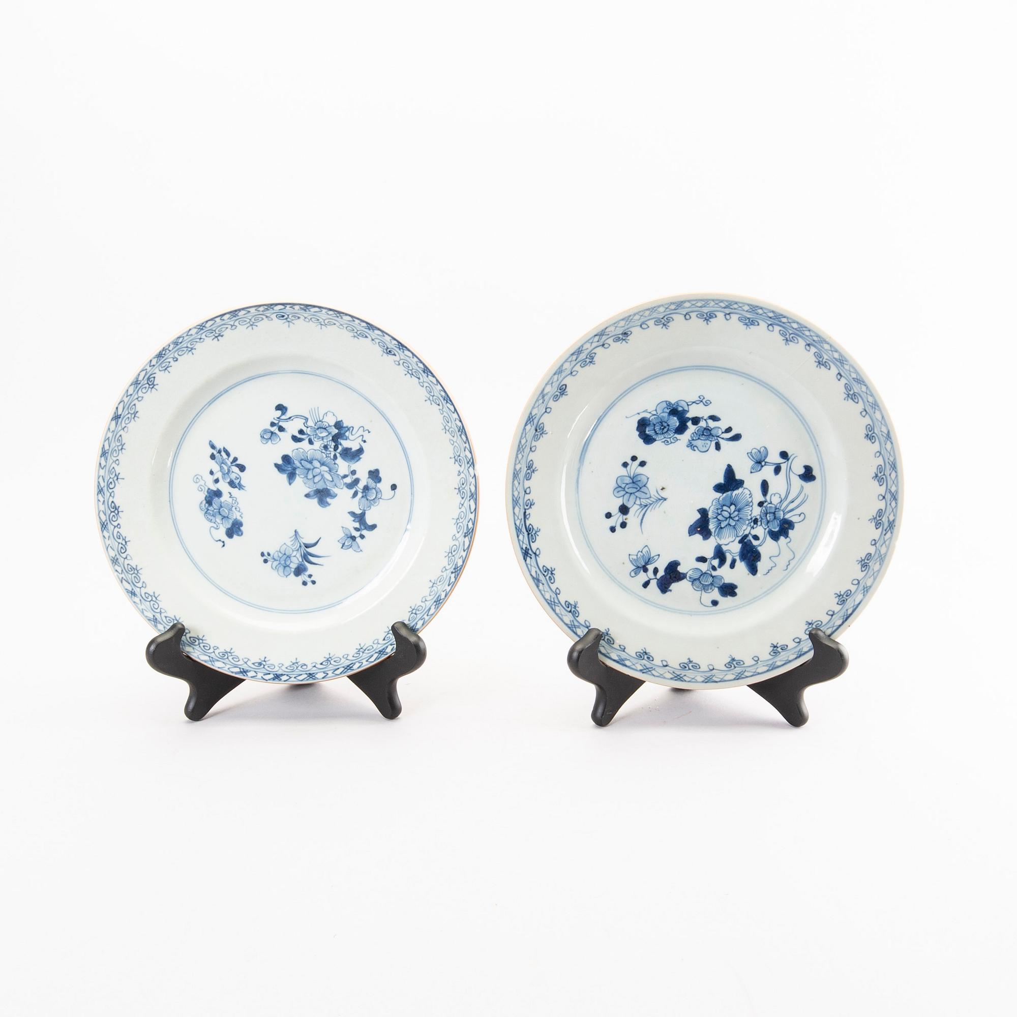 A set of twelve Chinese porcelain plates around 1800.