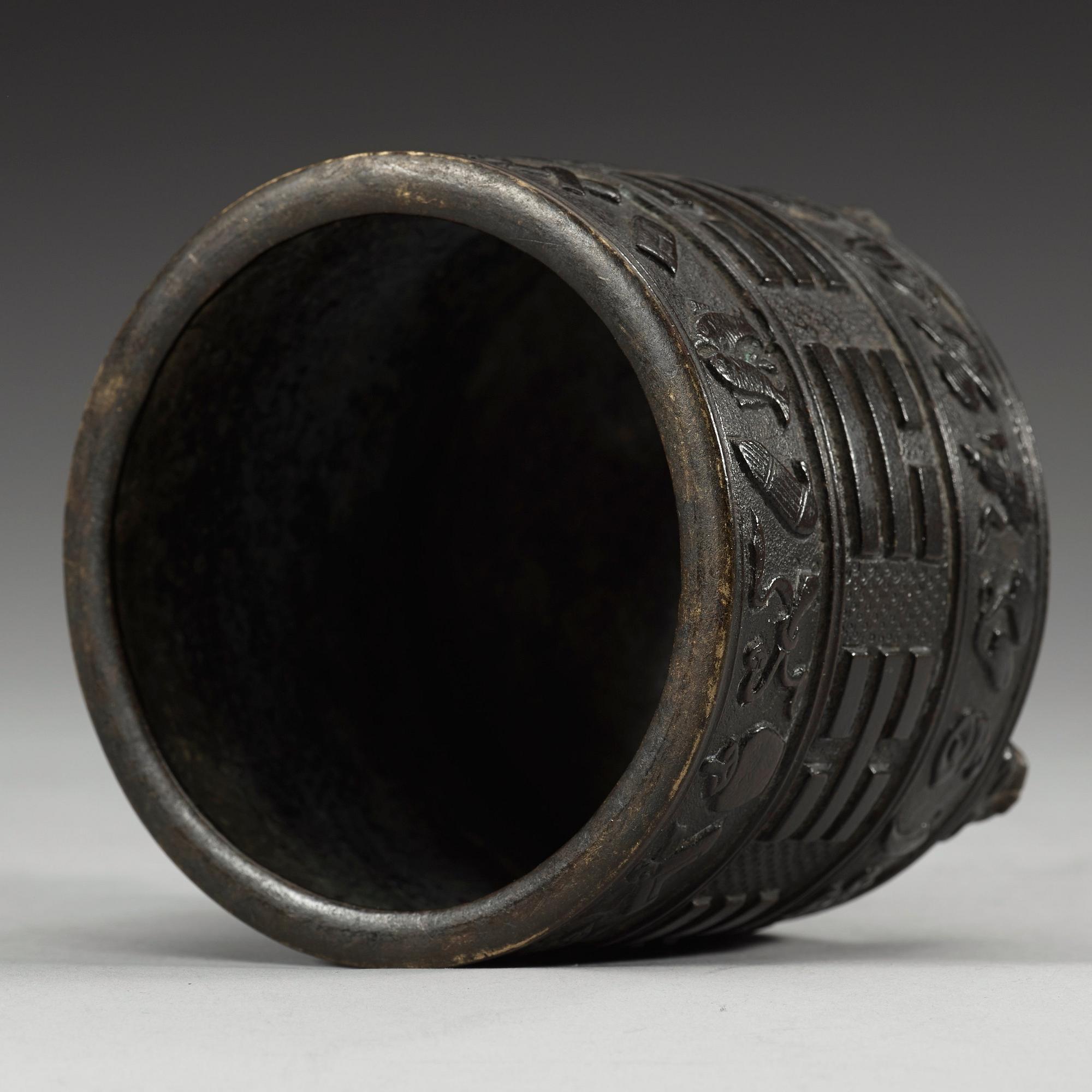 RÖKELSEKAR, brons. Ming dynastin, 15/1600-tal, med inristat fyra karaktärers Hu Wenming märke.