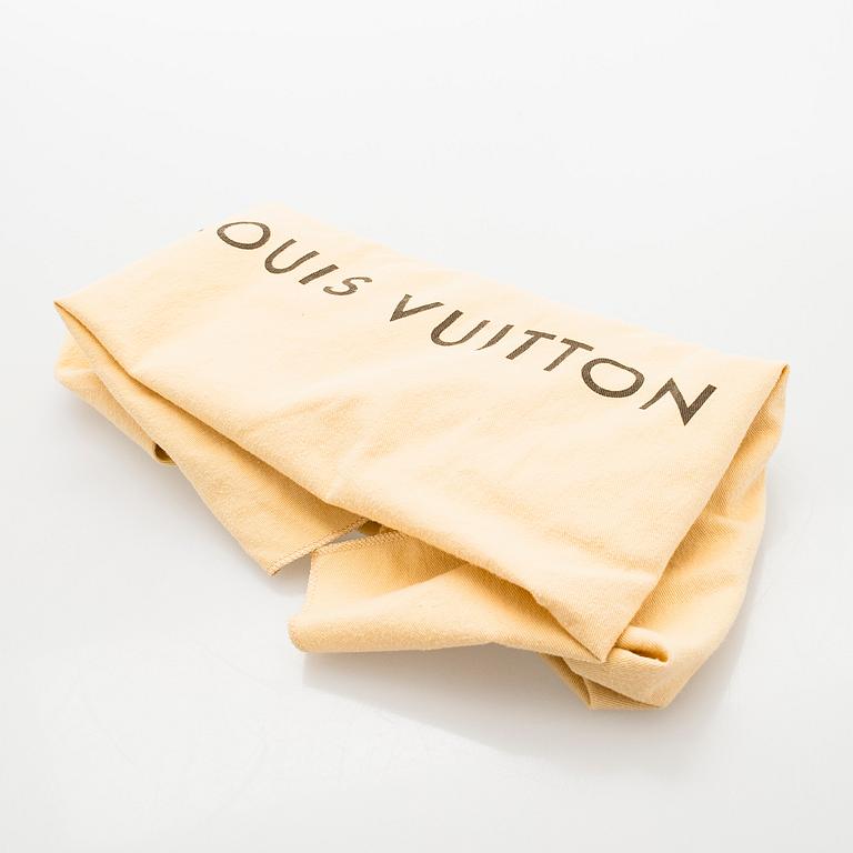Louis Vuitton, a “Neverfull MM” bag.