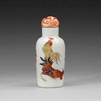 35. A porcelain snuff bottle, Qing dynasty, Guangxu six-character red mark and of the period (1875-1908).