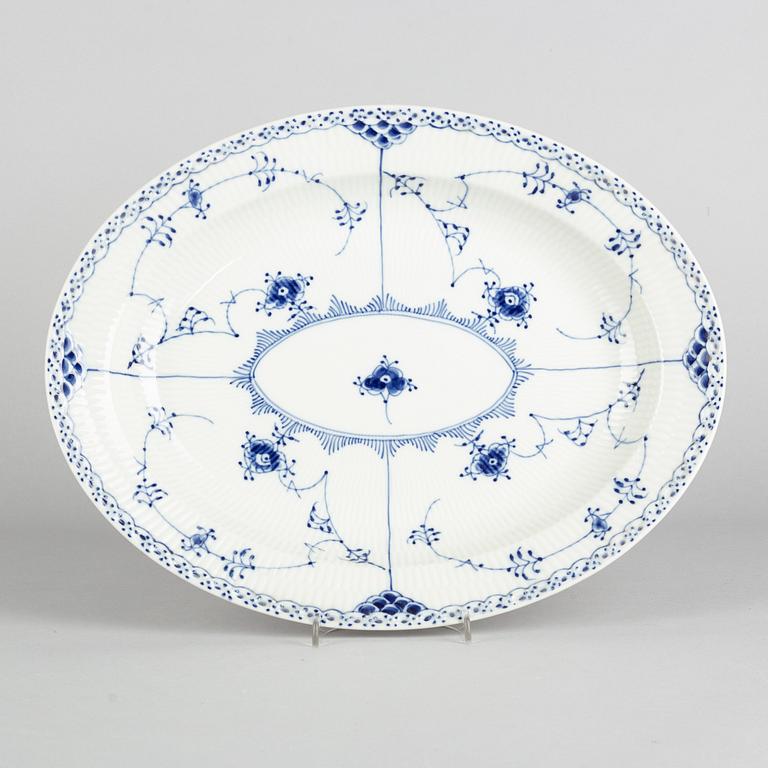 Serveringsfat, porslin, Royal Copenhagen, "Musselmalet Halvblond", modell 533, 1969-73.