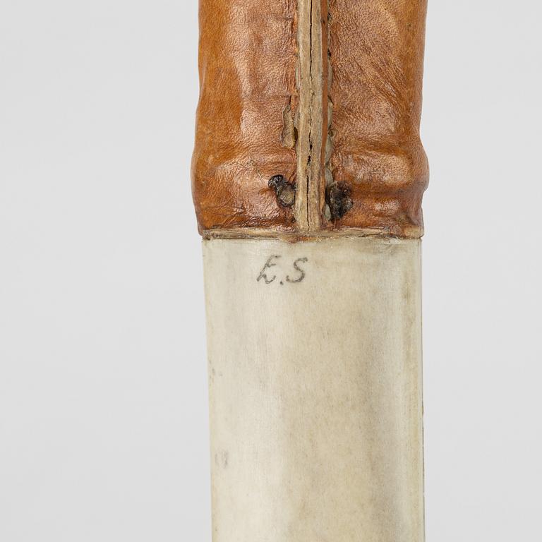 Edgart Skailes, A Sami reindeer horn knife, signed ES and dated 1981.