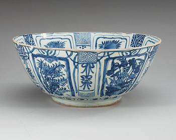 A large blue and white kraak bowl, Ming dynastin, Wanli (1572-1620).