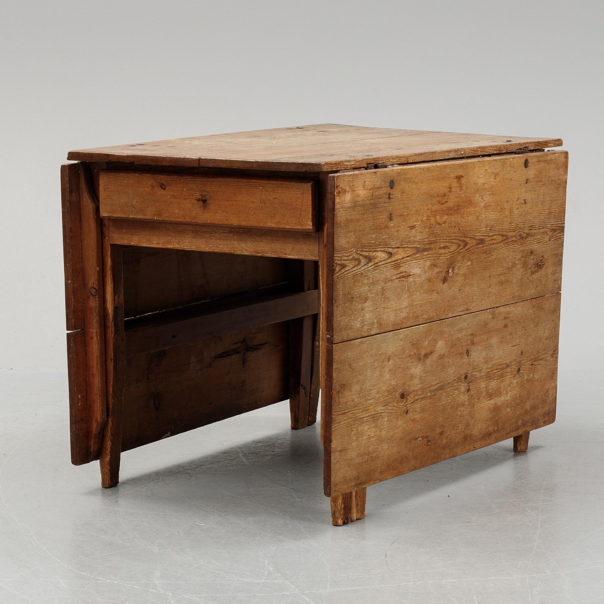 A pine gate-leg table, 19th Century.