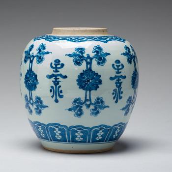 A large blue and white jar, Qing dynasty, Kangxi (1662-1722).