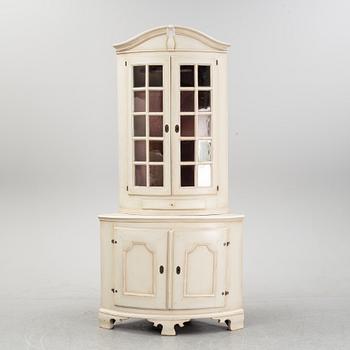 Hörnvitrinskåp, 1700-tal.