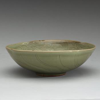 A celadon glazed bowl, Qing dynasty.