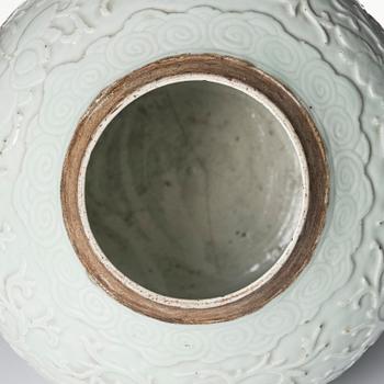 A blanc de chine jar, Qing dynasty, 19th century.