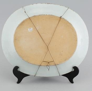 Three porcelain chinese serving dishes from the 18th and 19th century.