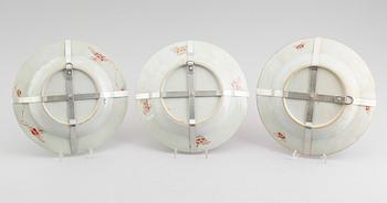 TALLRIKAR, 3 st snarlika, porslin, Kina, Qianlong 1736-1795.