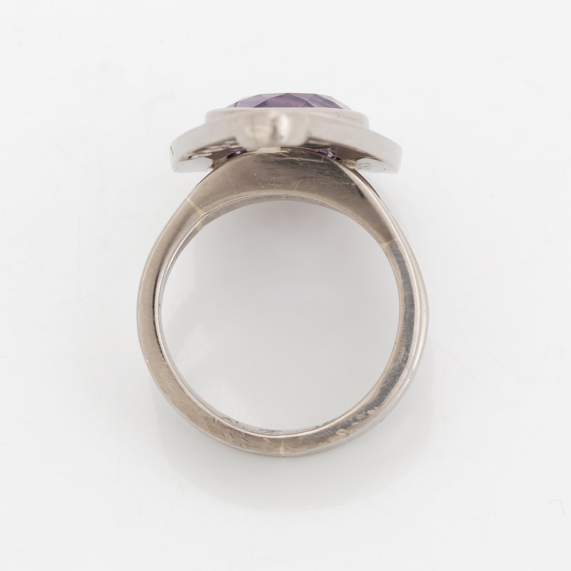 An 18K white gold ring set with a faceted amethyst weight ca 6.00 cts.