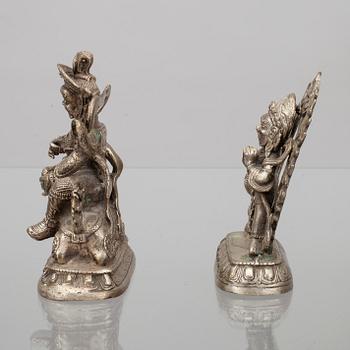 SKULPTURER, 2 st, vit metall, Tibet 1900-talets första hälft.