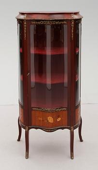 VITRINSKÅP, rokokostil, 1900-talets andra hälft.