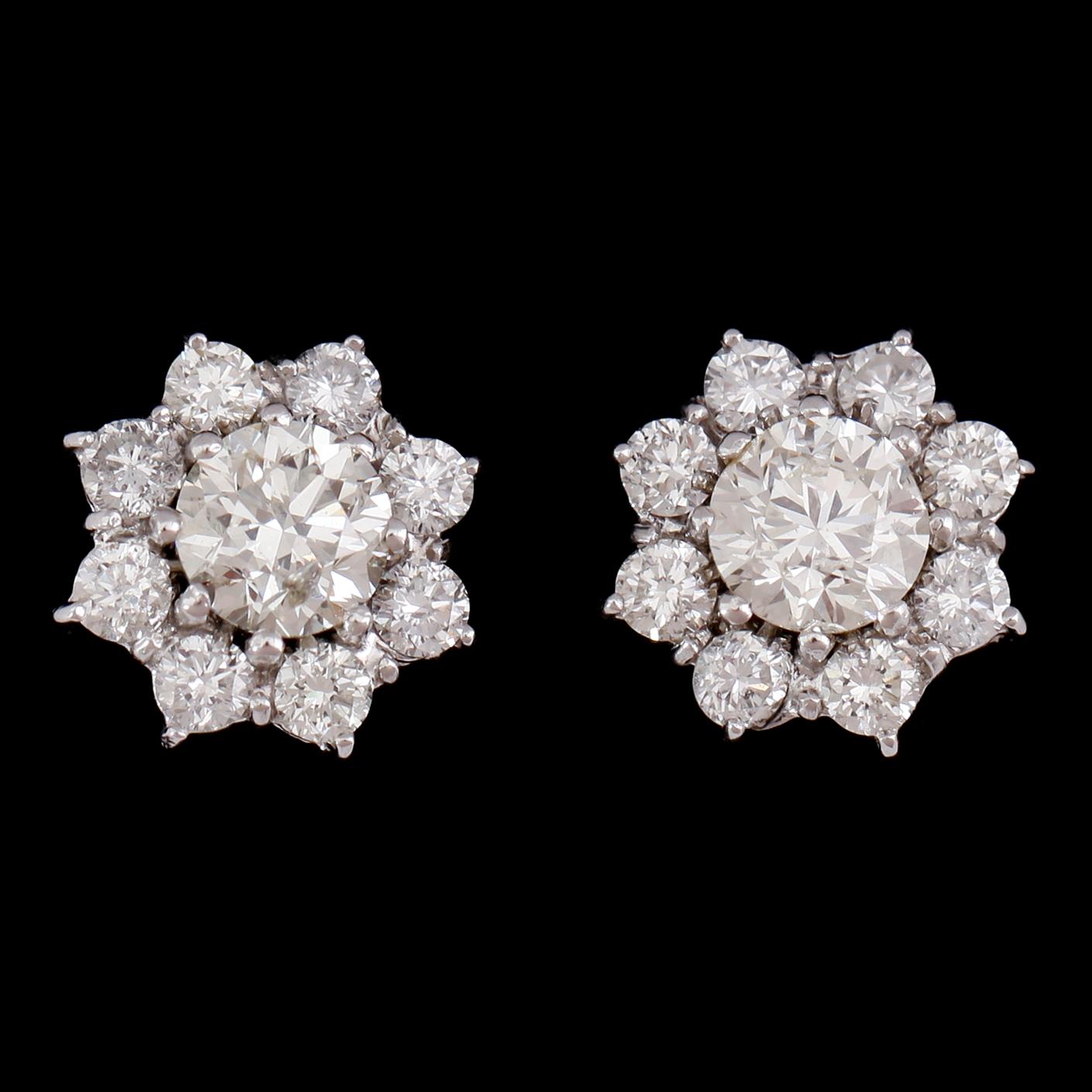 ÖRHÄNGEN, 1 par, 18 k vitguld, briljantslipade diamanter tot 3.52 ct.