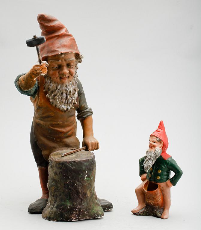 TOMTAR, 2 st, terrakotta, sekelskiftet 1900.