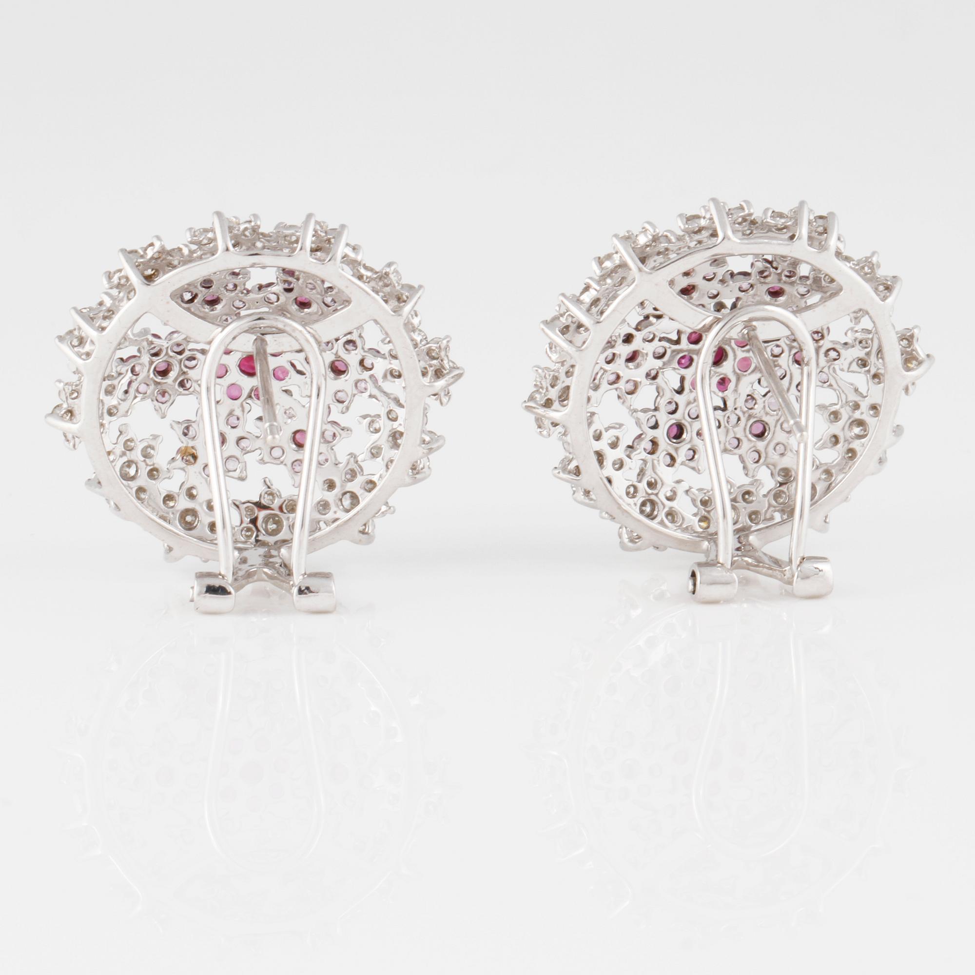 ÖRHÄNGEN, 18K vitguld med briljantslipade diamanter ca 2.10 ct, rubiner 0.70 ct samt rosa safirer ca 1.10 Vikt 9,9 g.
