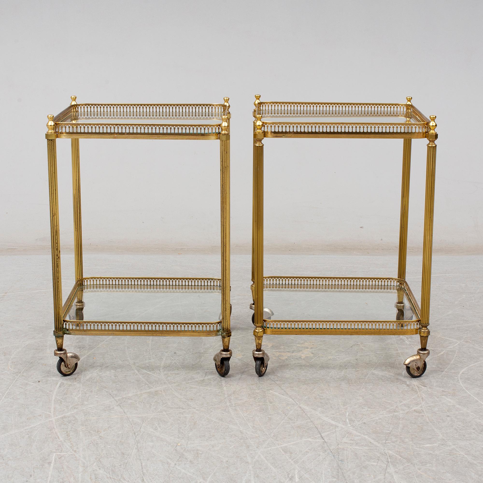 SERVERINGSBORD, ett par, glas och mässing, 1900-talets andra hälft.