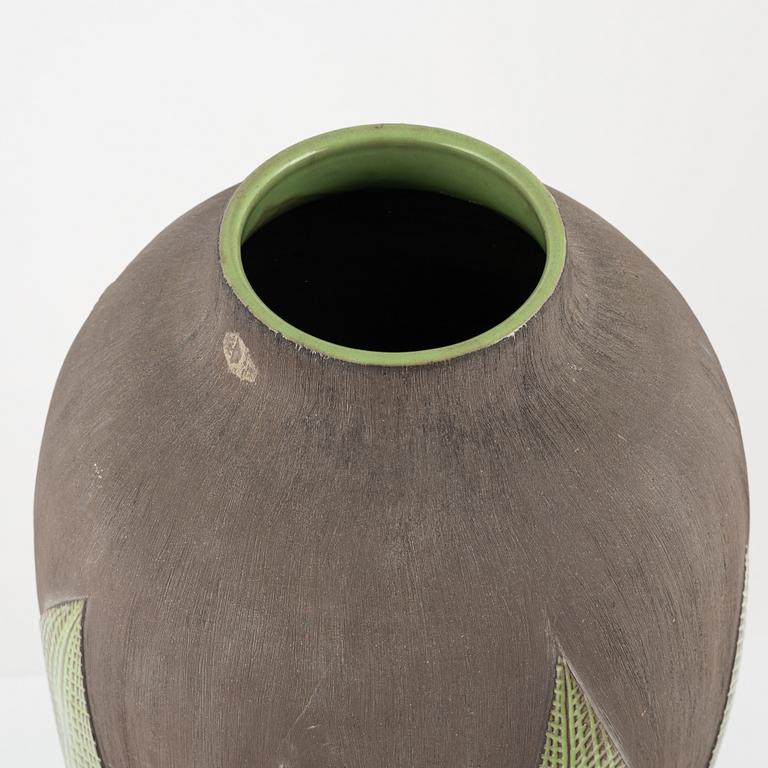 Anna-Lisa Thomson, a 'Paprika' ceramic vase, Upsala-Ekeby, Sweden 1949-69.