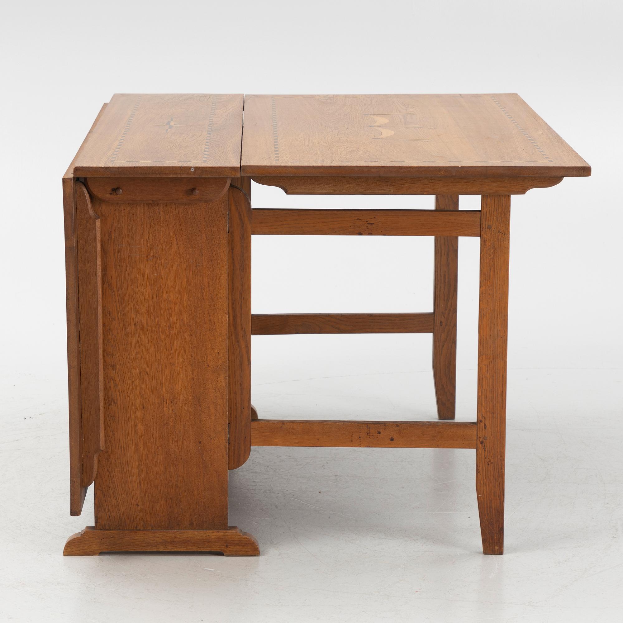 A gate-leg table, first half/mid 20th century.