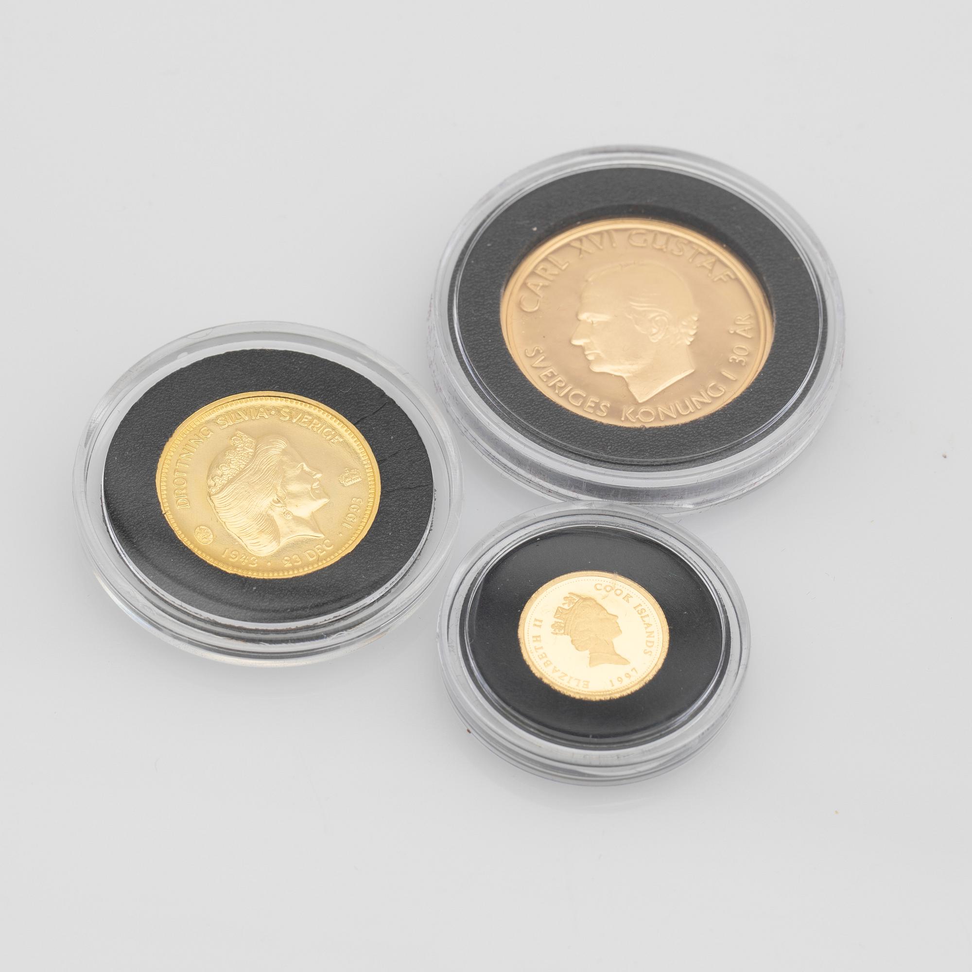 Guldmynt tre stycken, Sverige och Cook Island.