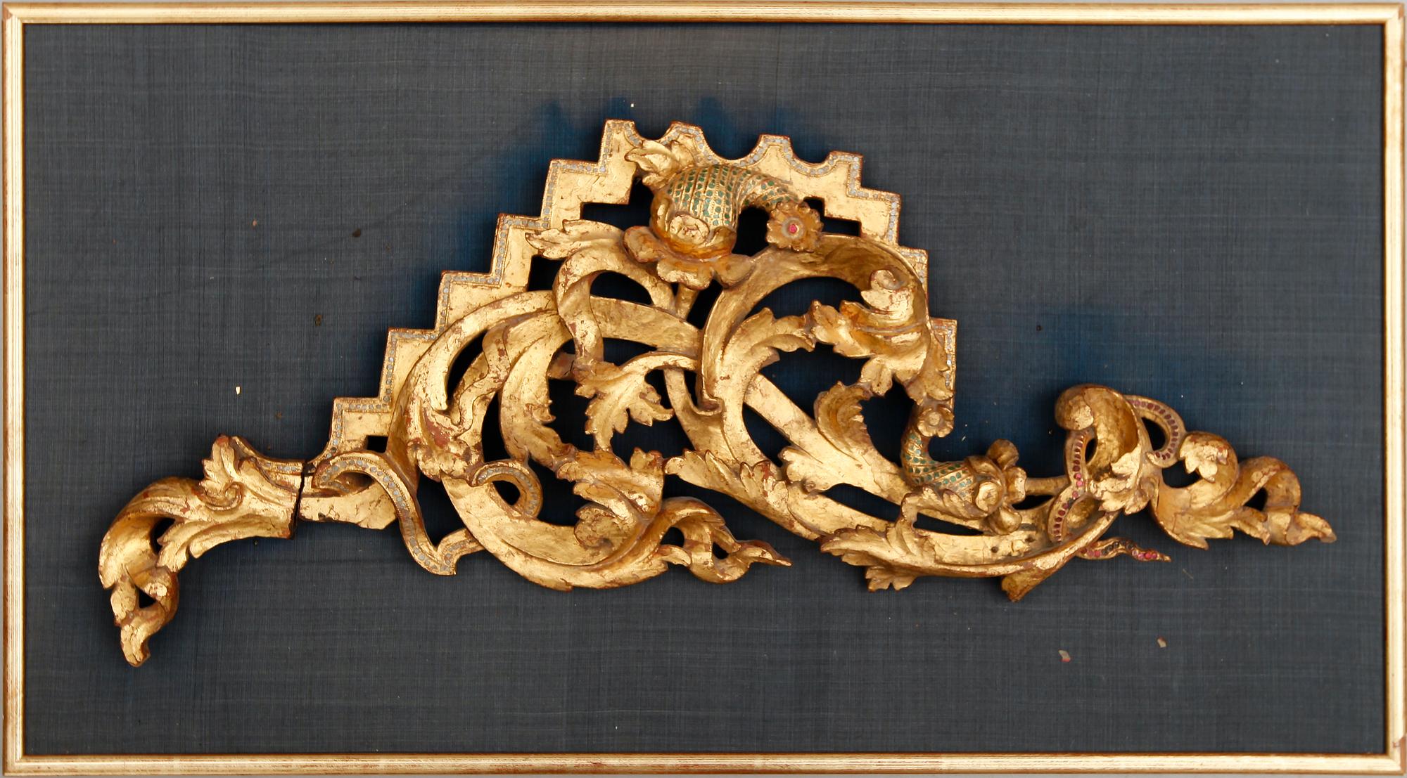 DEKORELEMENT/DÖRRÖVERSTYCKE, skuret trä, 1900-tal.