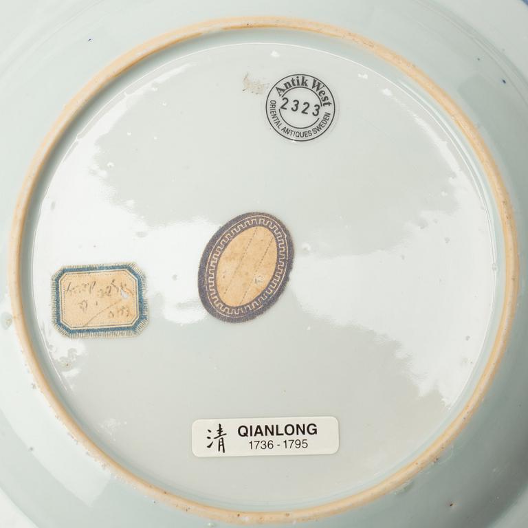 Tallrikar, sju stycken, porslin. Qingdynastin, 1700-tal.