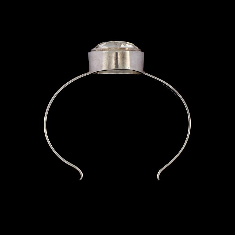 ARMRING, sterlingsilver med fasettslipad bergkristall, Jarl Sandin, Göteborg, 2002. Vikt 38 g.